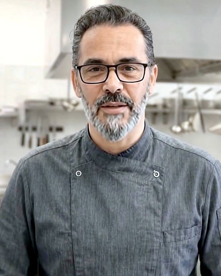 Francesco Scravaglieri in cucina, in giacca da chef