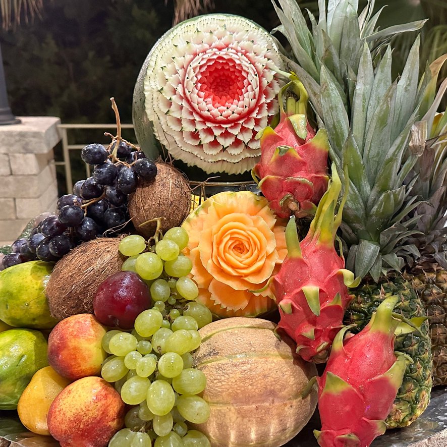 Composizione di frutta con anguria e melone intagliati